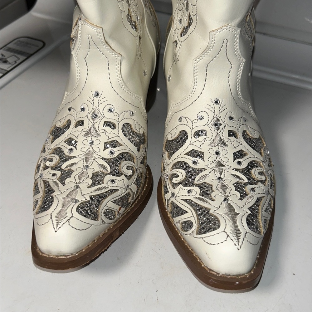 White Sparkly Western Boots - Picture 5 of 6